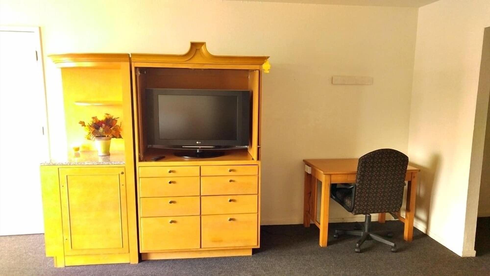 Hotel Parkway Fresno