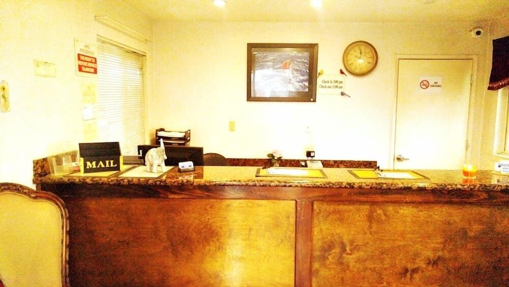 Parkway Hotel *