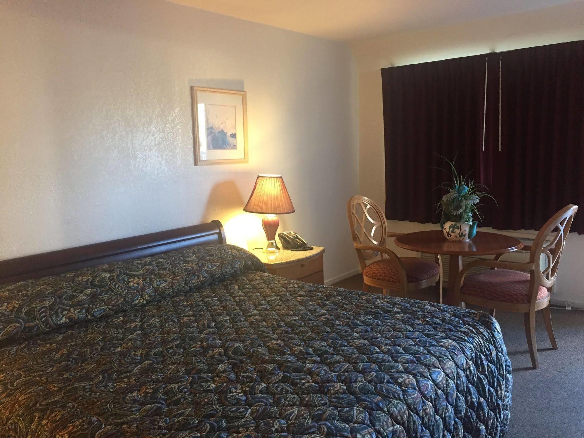 Hotel Parkway Fresno